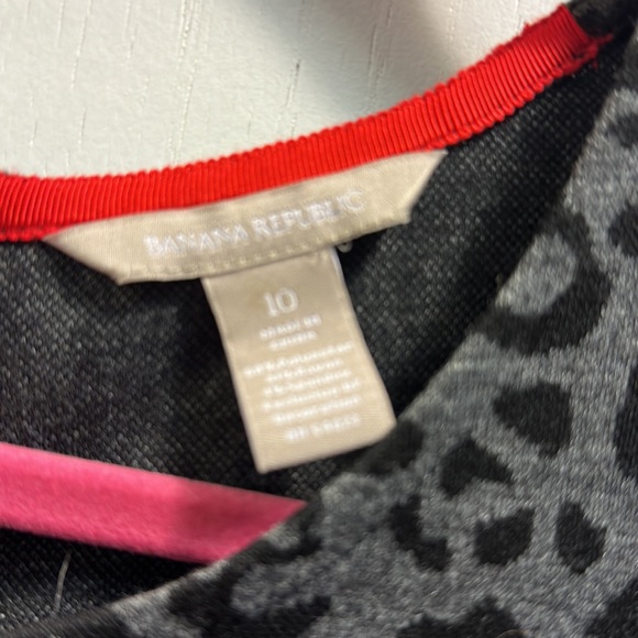Banana Republic sweater dress. SZ 10.Gray/Black animal print. Red zipper in back - Picture 2 of 4